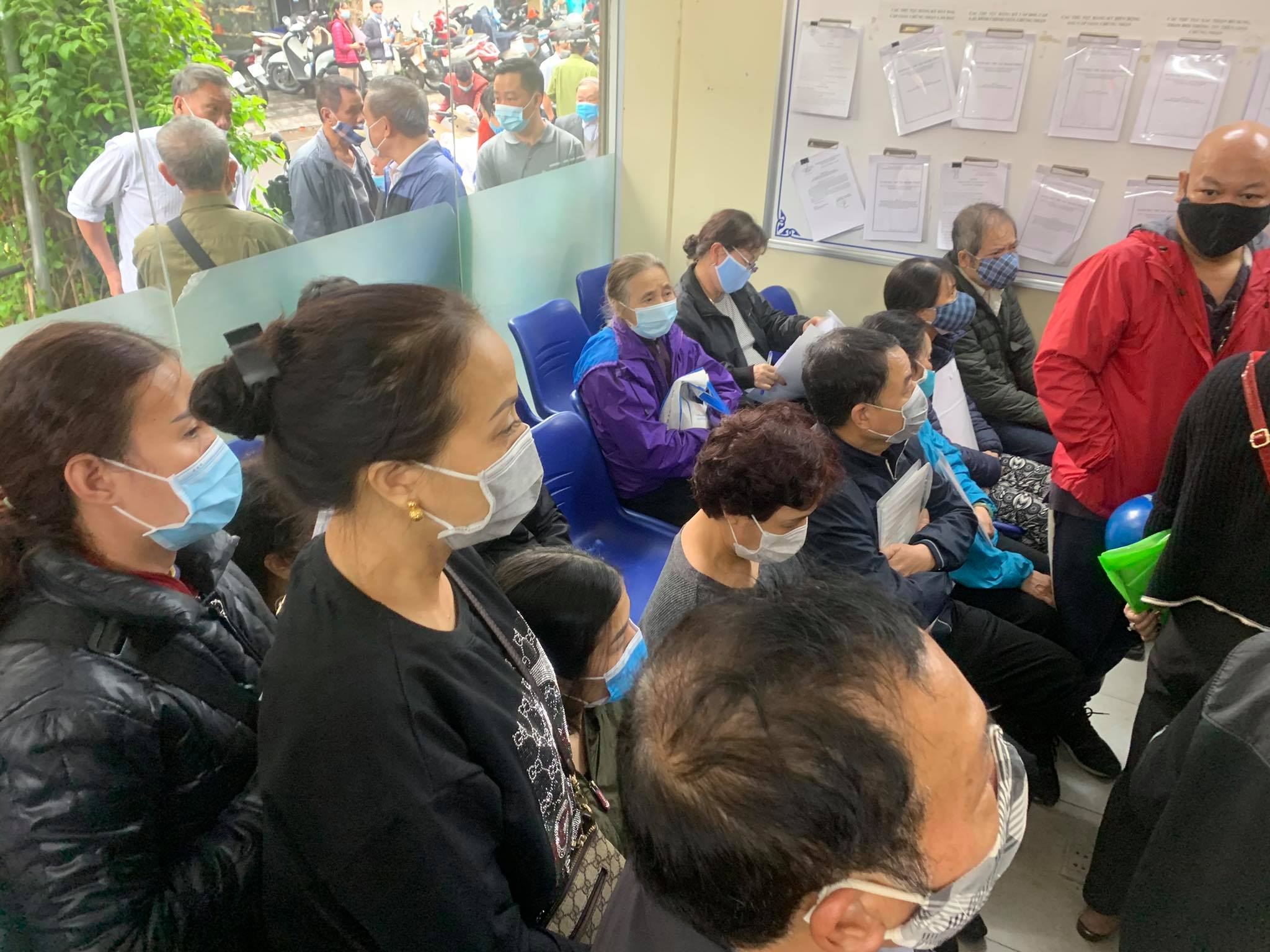 Nhiều người xếp hàng chờ đến lượt được nộp tiền sử dụng đất.