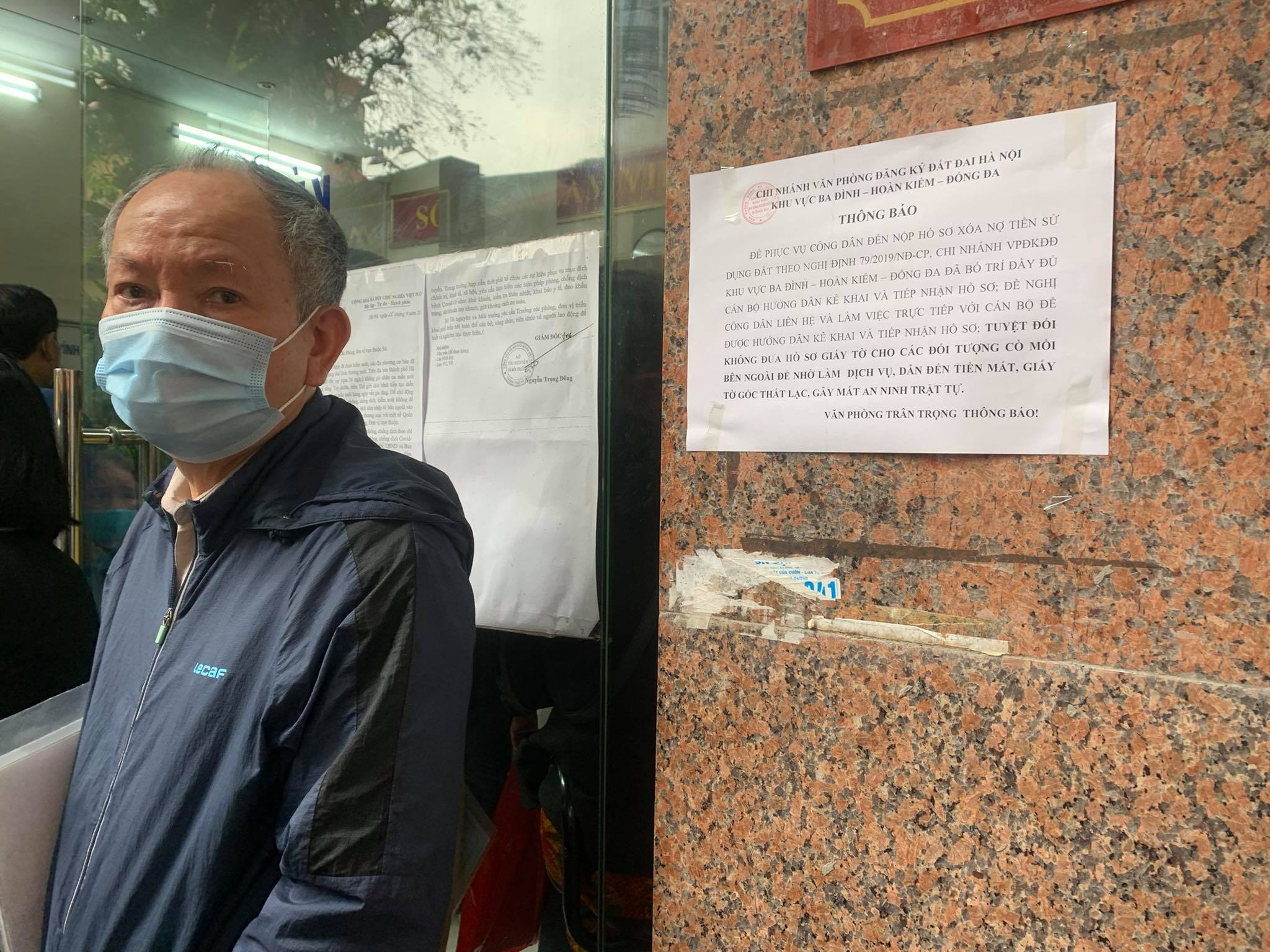 Tại các văn phòng đăng ký đất đai, Cục Thuế Thành phố Hà Nội cũng đã dán thông báo về việc nộp tiền sử dụng đất trước 1/3/2021.