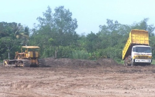 Dự thảo quy định "khi giá đất thị trường tăng hoặc giảm trên 20% so với bảng giá đất và 
thời gian tăng hoặc giảm phải liên tục từ 60 ngày trở lên thì UBND cấp 
tỉnh điều chỉnh bảng giá đất cho phù hợp".