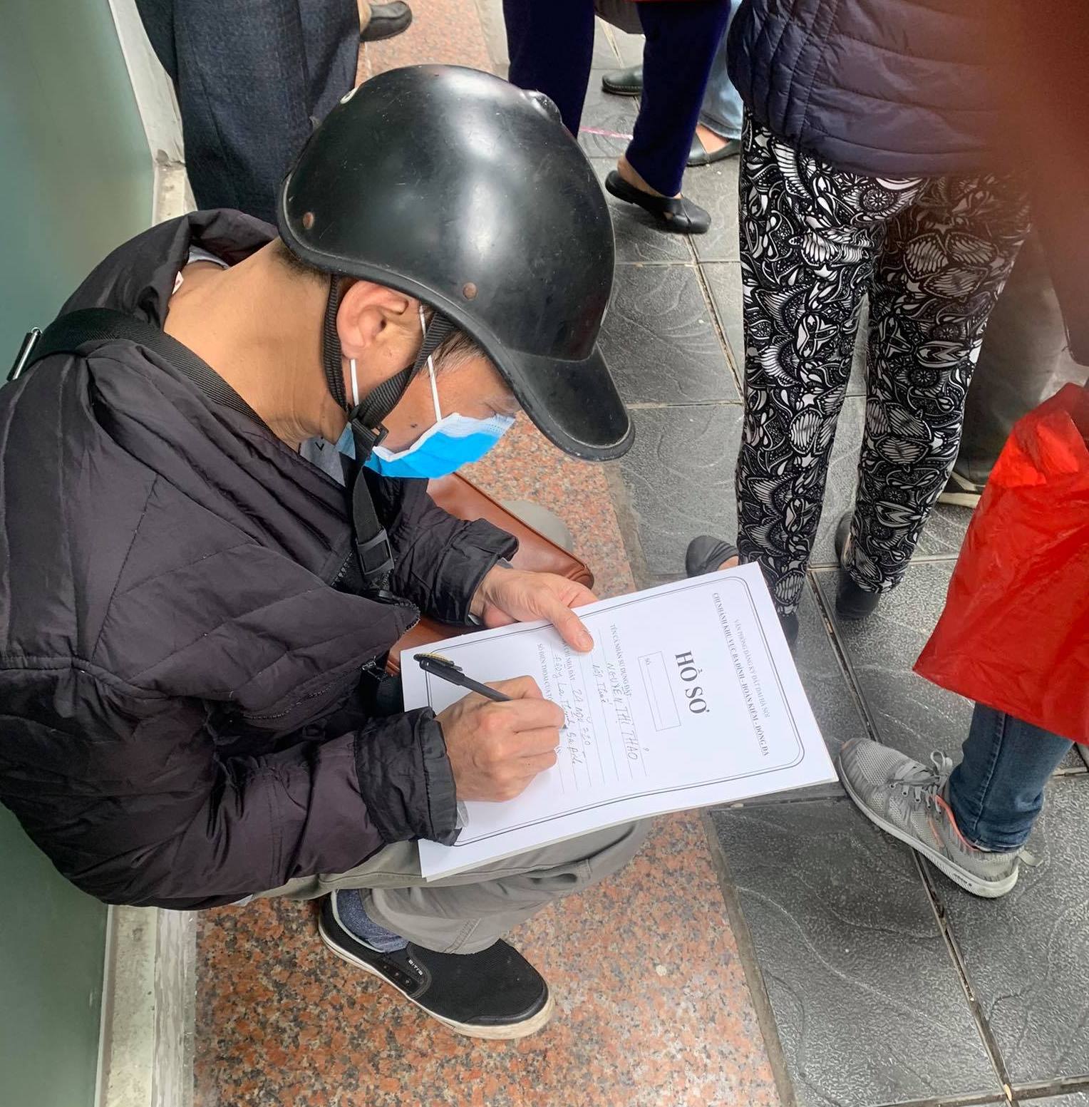 Do số lượng người đổ xô đến nộp tiền sử dụng đất những ngày này quá đông, để đảm bảo kịp thời được nộp, nhiều người tranh thủ ngồi ngay vỉa hè để điền hồ sơ, làm thủ tục pháp lý.