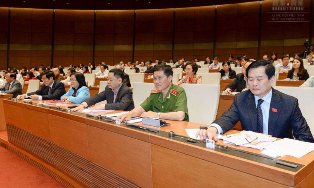 Đại biểu bấm nút thông qua nghị quyết điều chỉnh kế hoạch sử dụng đất đến 2020.