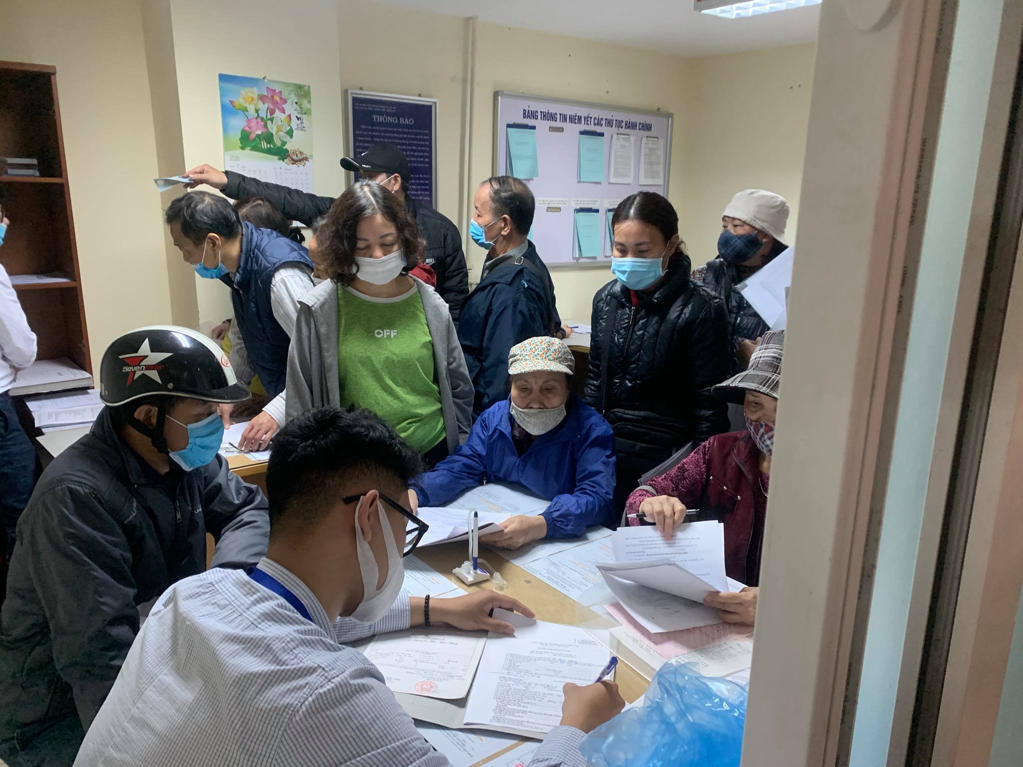 Bên trong văn phòng đăng ký đất đai, các chuyên viên làm việc hết công suất để phục vụ nhu cầu được nộp tiền thuế sử dụng đất của người dân trước ngày 1/3 tránh tiền nộp áp dụng theo đơn giá đất mới của năm 2021.