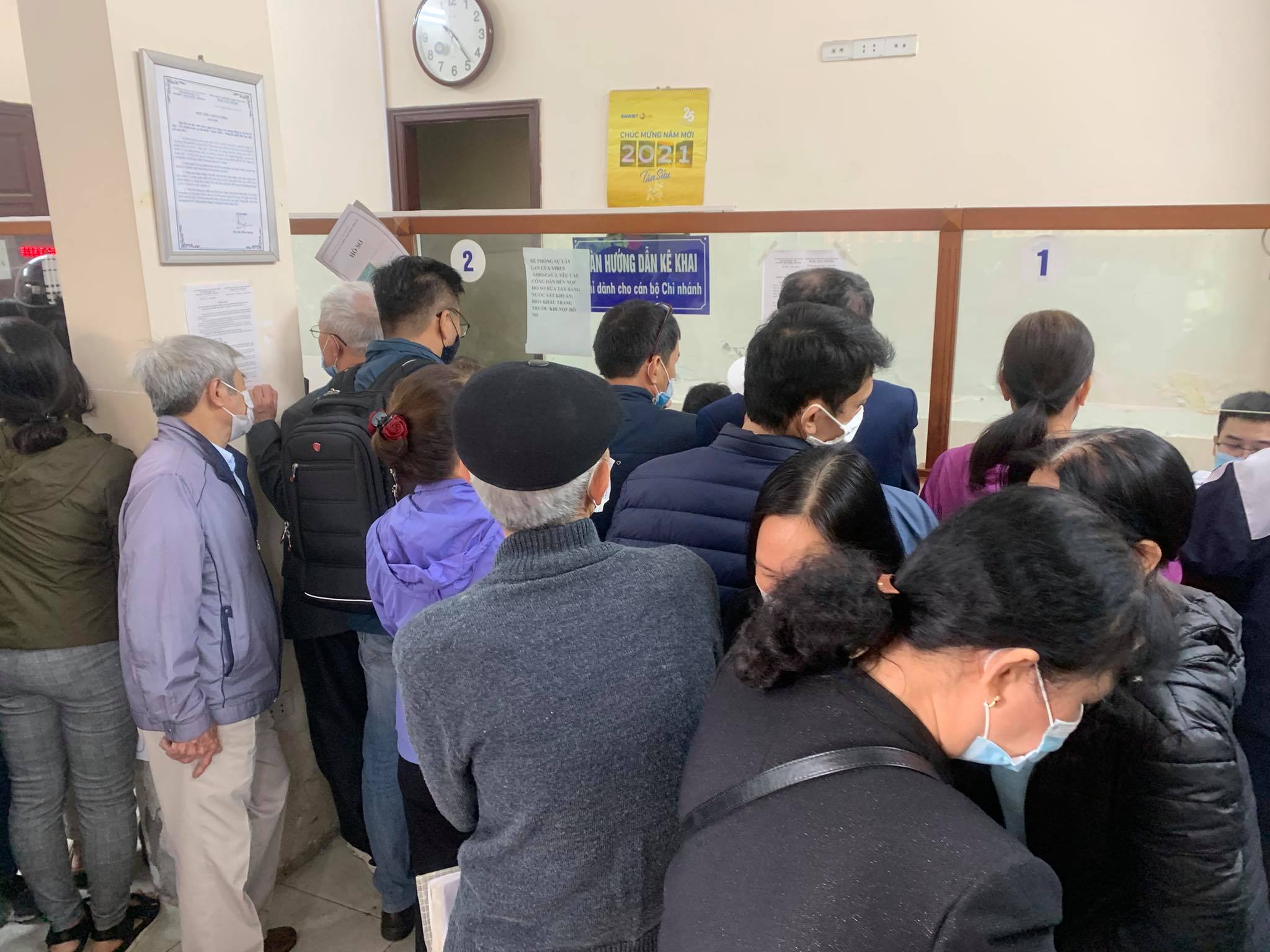 Đại dịch Covid-19 vẫn phức tạp, nhiều người dân đi nộp tiền sử dụng đất được hướng dẫn đeo khẩu trang đầy đủ, xịt khuẩn, đảm bảo an toàn, hiệu quả công tác phòng chống dịch bệnh.