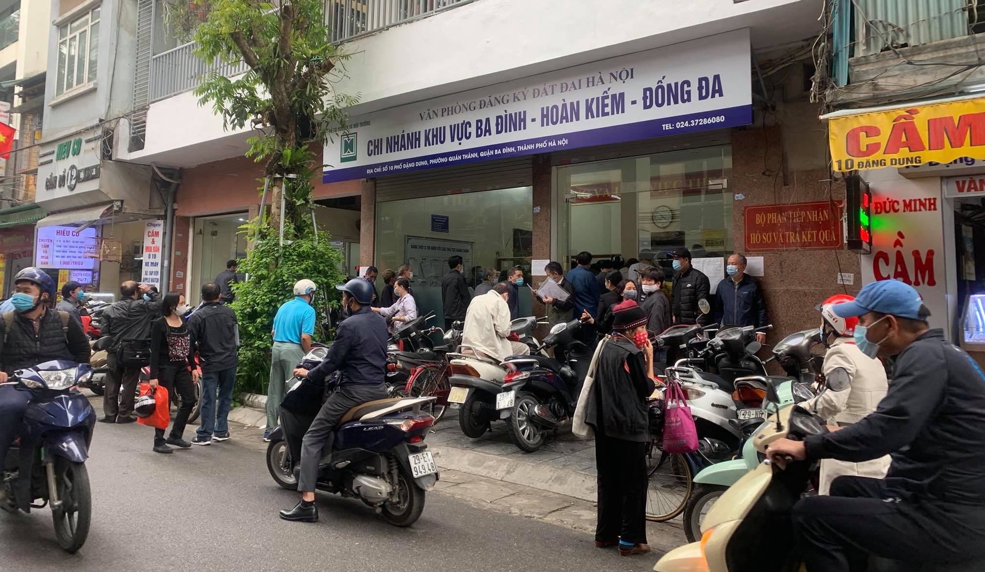 Tại Văn phòng đăng ký đất đai chi nhánh Khu vực Ba Đình, ngay từ sáng sớm ngày 26/2, nhiều người dân xếp hàng để chờ đến lượt được vào thanh toán tiền nợ sử dụng đất từ trước năm 2016.