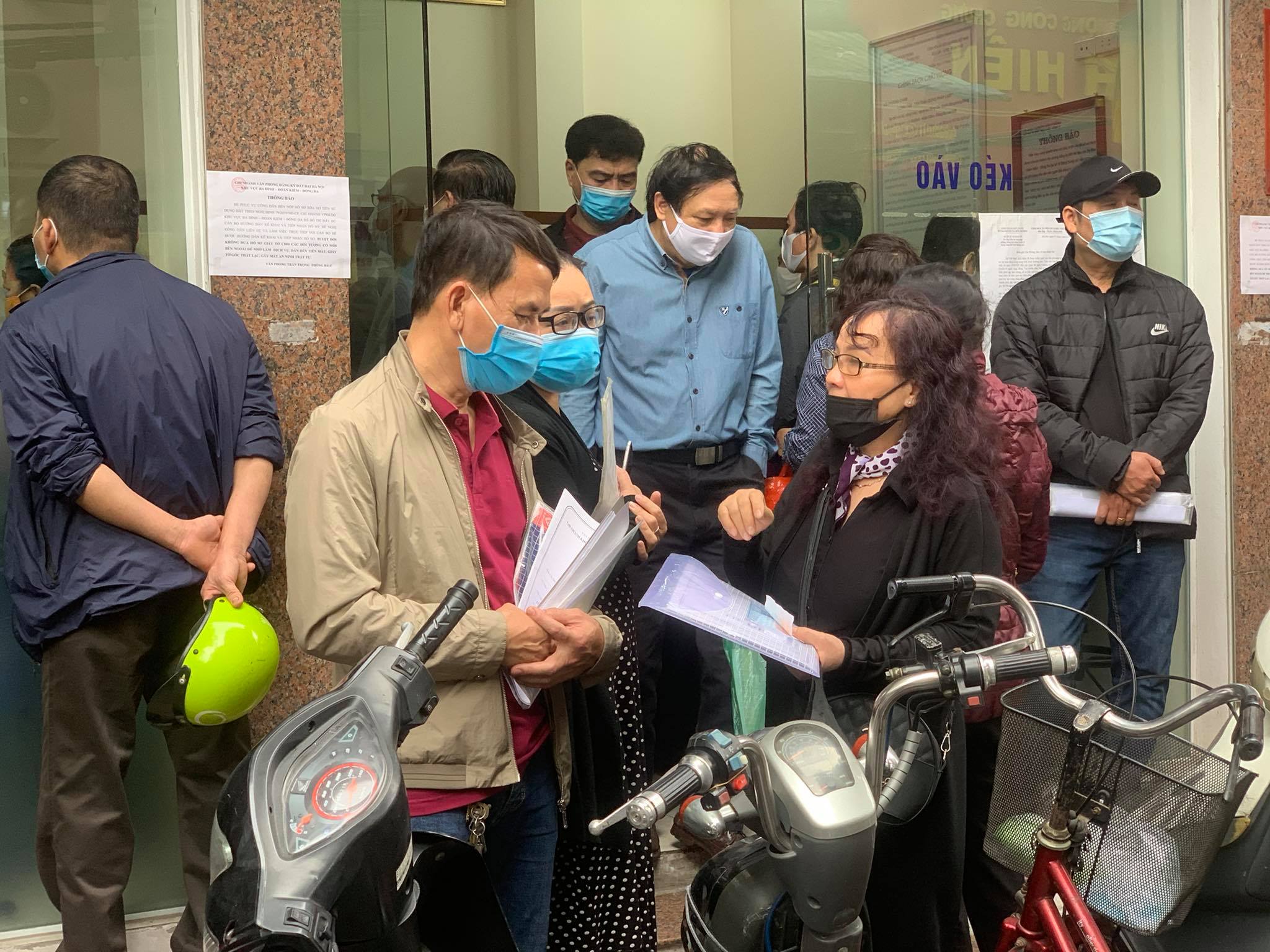 Người dân hỗ trợ thông tin lẫn nhau để hoàn tất hồ sơ nộp tiền sử dụng đất.