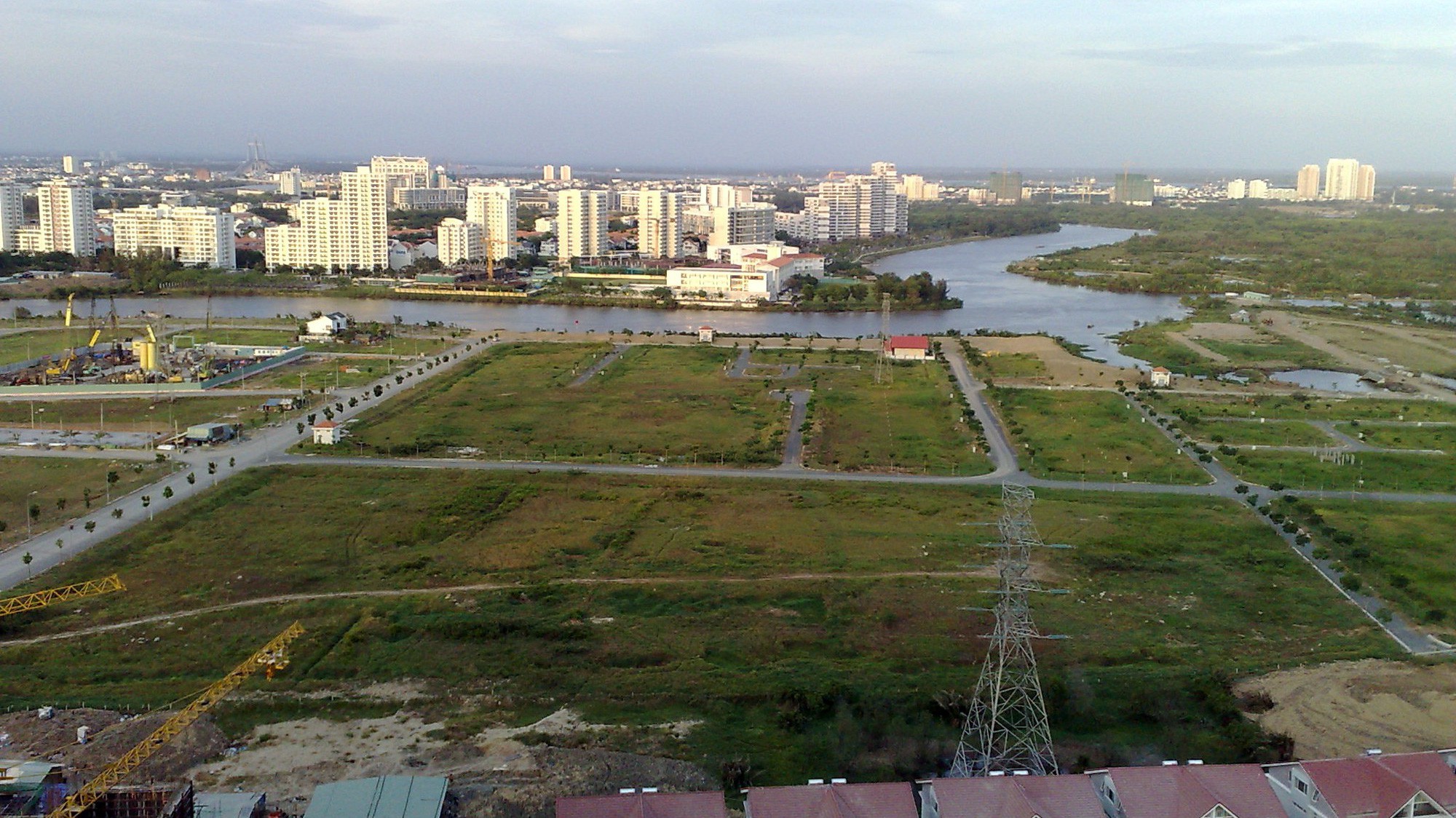 Còn rất nhiều quy định và hạn chế đối với quyền sử dụng đất khiến thị trường đất đai không thực sự năng động.