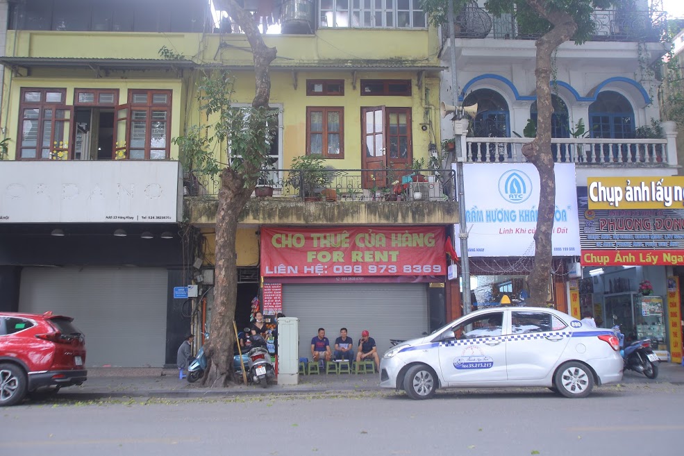 Trả mặt bằng, sang nhượng là tình thế bắt buôc của nhiều doanh nghiệp để sống còn trong bối cảnh covid 19 hoành hành. Sự việc này diễn ra nhiều đối với nhà hàng ăn uống, mua sắm thời trang, quần áo... Ảnh: Đỗ  Trang.