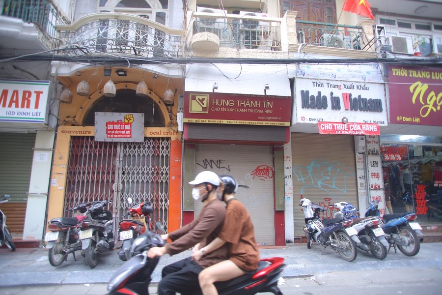 Phố Đinh Liệt hàng loạt cửa hàng treo biển cho thuê nhưng ế ẩm vẫn chưa có khách - Ảnh: Đỗ Trang.