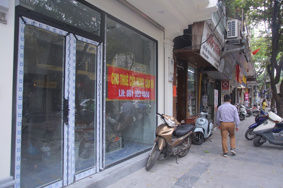 “Có người vừa đến chưa được nóng chỗ đã phải dọn đi vì ế khách, có người xin giảm đến 50%, có người lại muốn khất nợ đến cuối năm trả tiền nên rất khó lựa chọn khách thuê. Chúng tôi chấp nhận chia sẻ rủi ro với khách thuê nhưng mong mọi người cũng hiểu chúng tôi cũng là đối tượng chịu ảnh hưởng thiệt hại lớn vì Covid 19”, chị Mỹ Hạnh, một chủ cửa hàng cho thuê quận Hoàn Kiếm, nói.