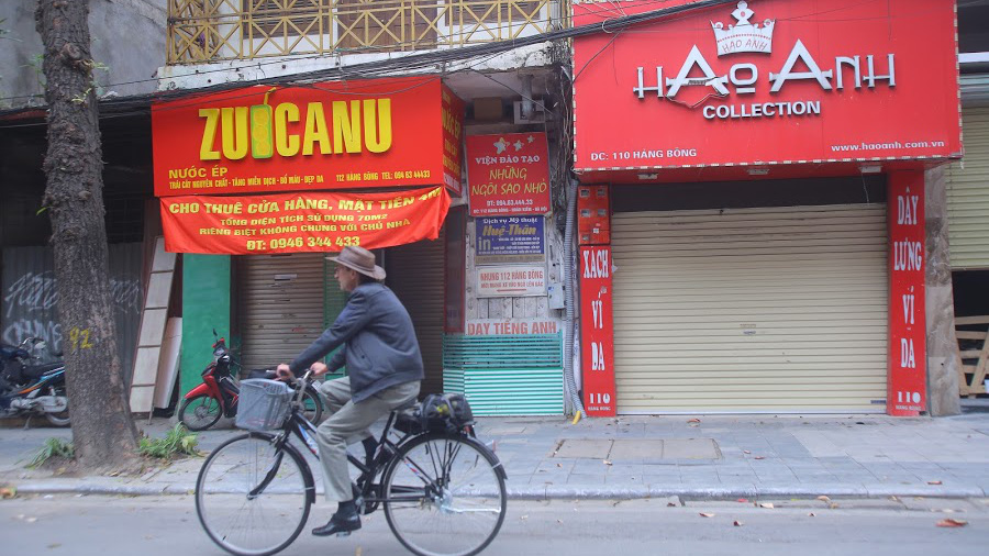Nhiều nơi ế ẩm khi căng biển quảng cáo cho thuê hàng tháng trời vẫn không có khách hỏi thăm - Ảnh: Đỗ Trang. 