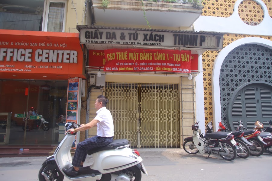 Theo nhận định của giới chuyên môn, đại dịch đã thay đổi vĩnh viễn thói quen của người tiêu dùng. Thay vì mua sắm offline, giờ đây mọi người xu hướng mua sắm online để đảm bảo an toàn phòng chống dịch. Do đó, các chủ cửa hàng đóng cửa quay về kênh thương mại điện tử khiến các mặt bằng cho thuê ế ẩm - Ảnh: Đỗ Trang.