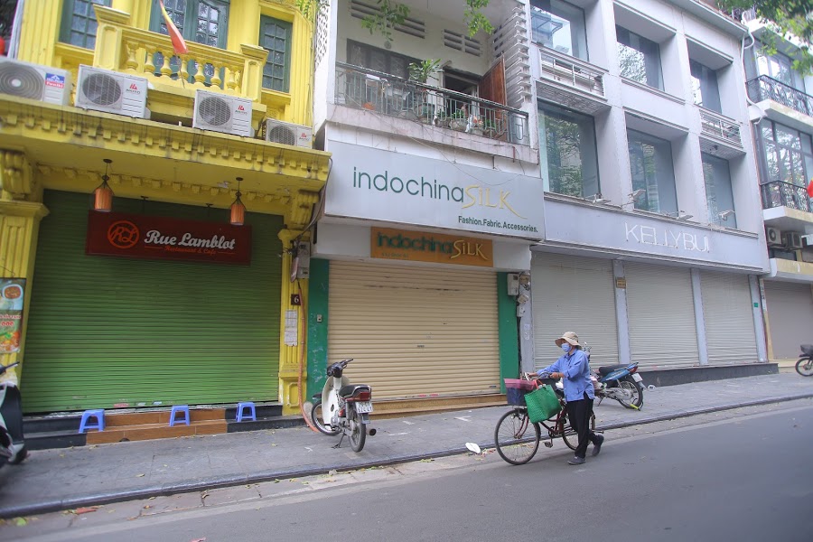 Các cửa hàng đóng kín cửa, đường phố vắng tanh, thiếu vắng âm thanh mua bán nhộn nhịp vốn có của khu phố cổ - Ảnh: Đỗ Trang.