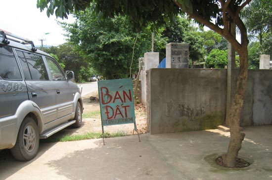 Hễ cứ thấy có biển "bán đất" thì ngay lập tức những chiếc ôtô sẽ dừng lại để hỏi.