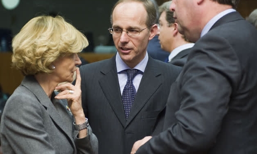 Vàng trượt giá sau quyết định lịch sử của EU