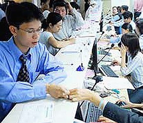 Giảm phí sẽ góp phần kích thích giao dịch sôi động hơn - Ảnh: SGGP.