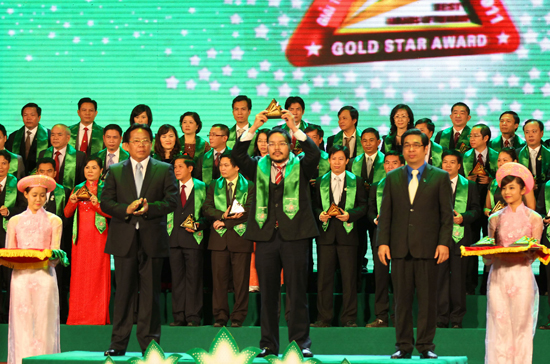 Chủ tịch Hội đồng Quản trị DXG Lương Trí Thìn nhận giải Sao Vàng Đất Việt hôm 15/10.