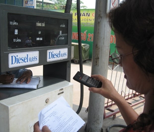 Dầu diezel 0,05S có giá bán lẻ 10.000 đồng/lít, dầu diezel 0,25S là 9.950 đồng/lít.