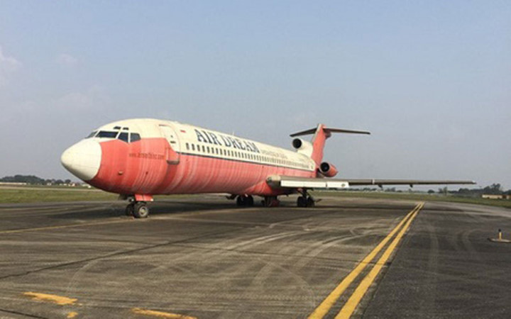 Cận cảnh máy bay bị bỏ rơi ở Nội Bài.