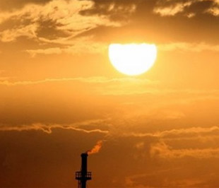 Từ đầu năm tới nay, giá dầu thô thế giới đã tăng khoảng 60% - Ảnh: AP.