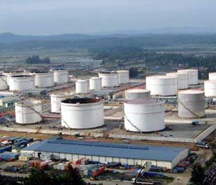Các bể chứa chưng cất sản phẩm của Nhà máy Lọc dầu Dung Quât
