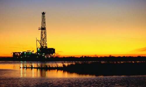 Ông lớn dầu lửa định “bắt tay”, giá dầu tăng vọt