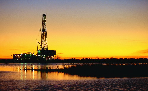 Trong tuyên bố mới nhất của mình, Tổ chức Các nước xuất khẩu dầu mỏ (OPEC) khẳng định họ sẽ vẫn giữ nguyên sản lượng để giữ thị phần và sẽ không can thiệp vào thị trường bất chấp các yếu tố bất ổn - Ảnh: Reuters.<br>