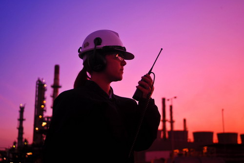 Mùa hè năm nay, nhu cầu mua dầu của các công ty năng lượng không tăng cao như các năm, điều đó phản ánh nhu cầu xăng không cao, đồng thời dự trữ còn quá nhiều - Ảnh: Arabian Business.