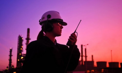 Tâm lý lạc quan, giá dầu vượt 50 USD/thùng