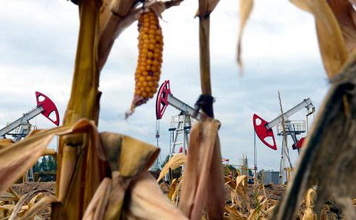 Bộ trưởng Năng lượng Saudi Arabia, ông Khalid al-Falih, tuyên bố quá trình sụt giảm của giá dầu đã đến giai đoạn cuối cùng bởi các yếu tố căn bản của thị trường đang hỗ trợ cho giá dầu, cân bằng cung cầu ngày một trở nên hợp lý - Ảnh: GettyImages.