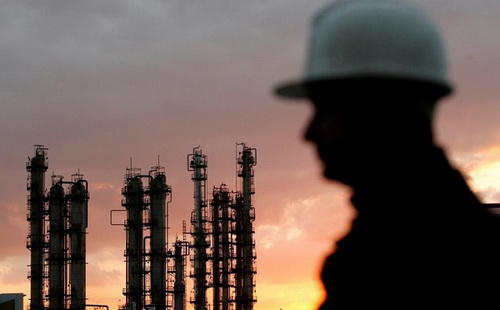 Sau khi rơi xuống mức thấp nhất trong 12 năm khoảng 26 USD/thùng vào tháng 2/2016, giá dầu đã hồi phục nhờ kỳ vọng OPEC giảm sản lượng - Ảnh: The National.