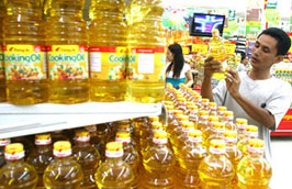 Dầu ăn là một trong những mặt hàng được bình ổn giá.
