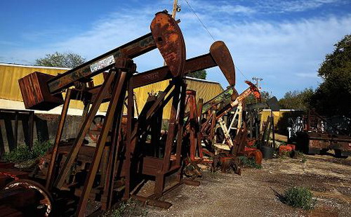 Không ít chuyên gia dự báo giá dầu thô WTI trên thị trường Mỹ sẽ sớm xuống dưới mức 40USD/thùng bởi trong khi dự trữ dầu thô tại Mỹ chuẩn bị lập mức kỷ lục mới trong 80 năm thì sản xuất thu hẹp không đáng bao nhiêu - Ảnh: GettyImages.