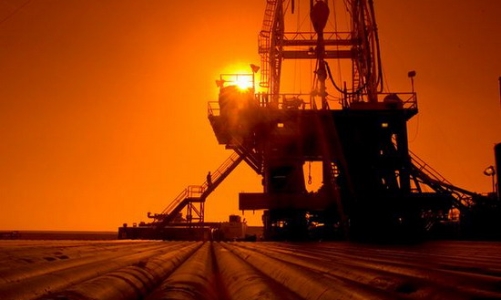 Dự trữ dầu Mỹ giảm sâu nhất 19 năm, giá dầu tăng vọt