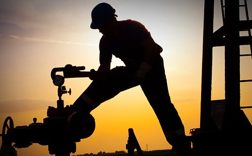 Thông tin FED không nâng lãi suất cơ bản đồng USD đã giúp đẩy giá dầu tăng bất chấp việc dự trữ dầu thô tại Mỹ tăng mạnh trong tuần qua - Ảnh: Reuters.