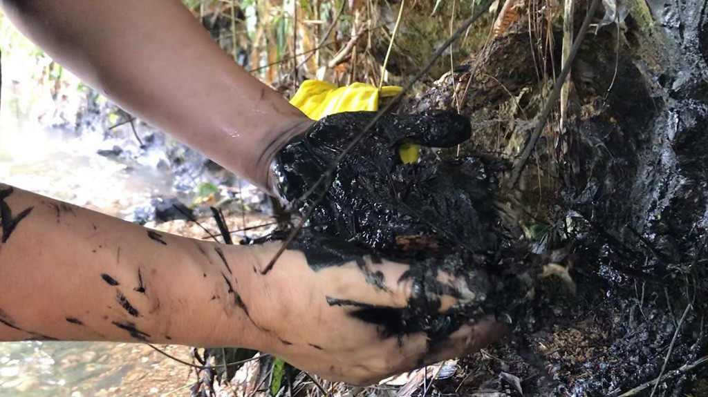 Dầu nhớt thải bị đổ trộm vào khe suối đầu nguồn Sông Đà.