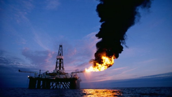 Giá dầu bất ngờ tăng vọt tới 12%