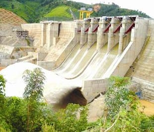 Chi phí là vấn đề đáng chú ý nhất trong suốt giai đoạn khởi động dự án. Dự toán chi phí nên được dựa trên mức giá thị trường. Dự toán theo giá quy định có thể dẫn đến vấn đề vượt quá giá trần.