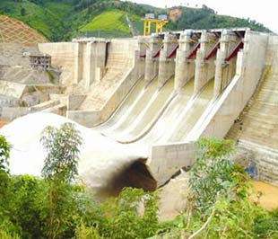 Chi phí là vấn đề đáng chú ý nhất trong suốt giai đoạn khởi động dự án. Dự toán chi phí nên được dựa trên mức giá thị trường. Dự toán theo giá quy định có thể dẫn đến vấn đề vượt quá giá trần.