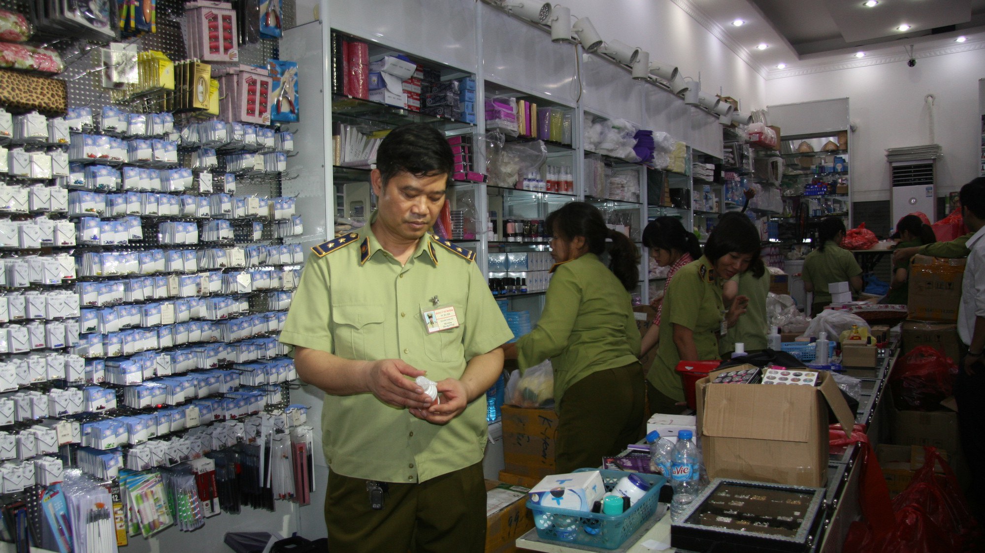 Trong 2 tuần qua, các đội quản lý thị trường Tp.HCM đã phát hiện khoảng 40 vụ vi phạm liên quan đến hàng giả, hàng nhái; tạm giữ gần 100 đôi giày, dép và khoảng 1.500 đồng hồ đeo tay, túi xách, quần áo các loại.