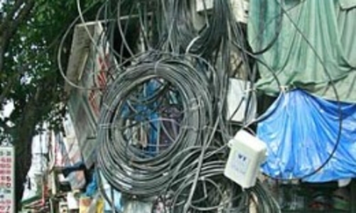 Dùng dằng... cột điện