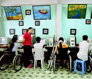 Dạy tin học cho người khuyết tật
