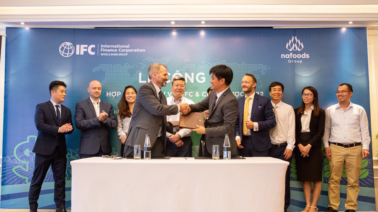 Lễ ký hợp tác giữa IFC và Nafoods Group ngày 28/6.