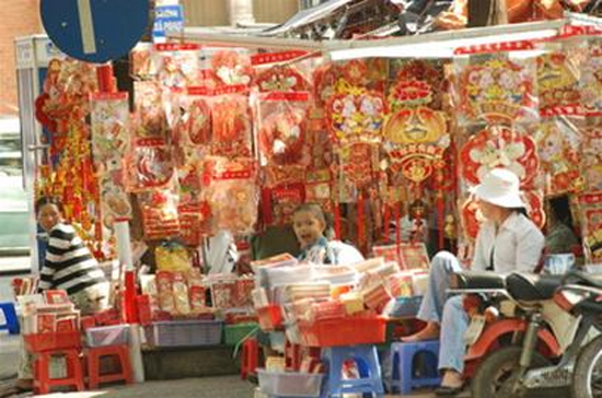 Một điểm bán hàng trang trí tết ở đường Hàn Thuyên, quận 1, Tp.HCM - Ảnh: TT.
