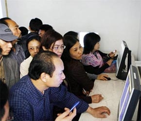 Thông tin thuận lợi, nhà đầu tư trở lại sàn và đặt niềm tin vào giá cổ phiếu - Ảnh: TP.