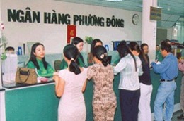 Khách hàng giao dịch tại OCB.