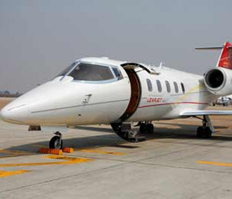 Máy bay LearJet 60 XR do hãng Bombadier - Canada sản xuất, "chào hàng" tại sân bay Nội Bài (Hà Nội) với giá khoảng 14,5 triệu USD - Ảnh: VnExpress.