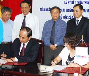 Lễ ký thỏa thuận giữa VDB và VIB.