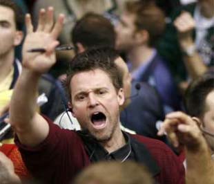 Thị trường hàng hóa hôm qua ghi nhận sự sụt giảm giá của hầu hết các loại nguyên vật liệu, trừ vàng - Ảnh: Reuters.