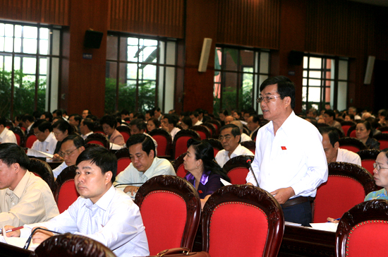 Các đại biểu Quốc hội đã tán thành thông qua tổng vốn trái phiếu Chỉnh phủ cho các dự án, công trình đã phê duyệt đến năm 2015 là 225.000 tỷ đồng.