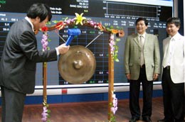 Lãnh đạo Tổng công ty Vigalcera đánh cồng khai trương giao dịch cổ phiếu VIT.